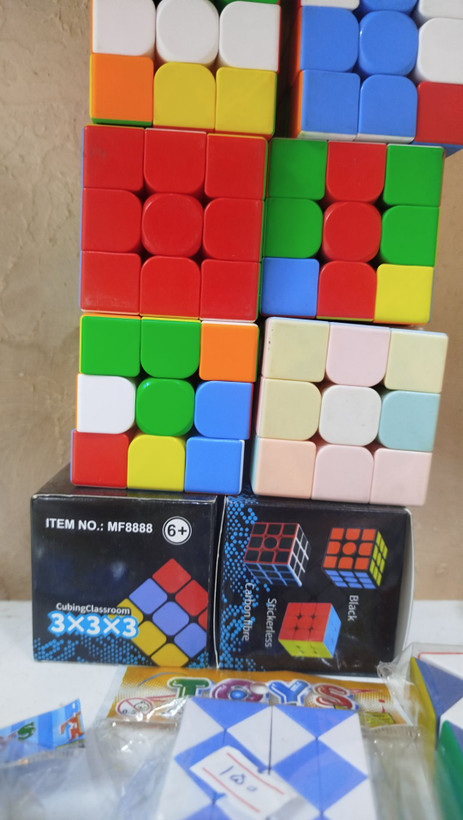 مکعب روبیک سه در سه مدل Mei Long 3 بدون برچسب با رنگ ثابت، چرخش نرم و روان، مناسب تقویت هوش، حافظه، تمرکز و هماهنگی چشم و دست، وزن 70 گرم، ابعاد 55x55x55 میلیمتر، استفاده در مسابقات جهانی WCA