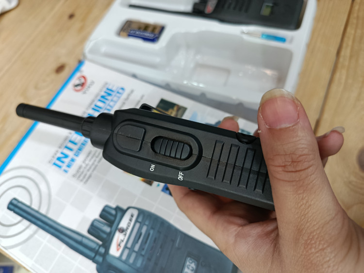 بیسیم interphone اصلی ساخت چین با دو عدد باطری مدل کتابی و یک عدد پیج گوشتی