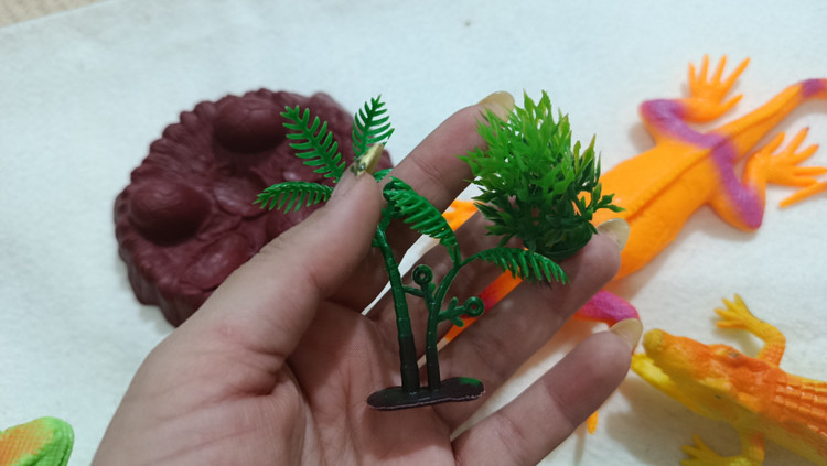 ست کامل مارمولک و ۲ عدد سایز بزرگ صدادار هست اما بقیه بی صدا