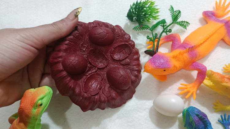 ست کامل مارمولک و ۲ عدد سایز بزرگ صدادار هست اما بقیه بی صدا